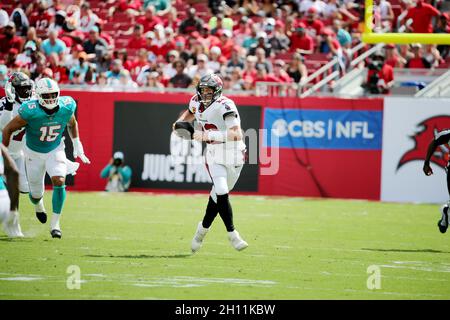 Tampa, Stati Uniti. 10 Ott 2021. Tampa Bay Buccaneers quarterback Tom Brady (12) si scricchiola in un gioco rotto durante il terzo trimestre contro i Miami Dolphins la domenica 10 ottobre 2021, al Raymond James Stadium a Tampa, Florida. (Foto di Douglas R. Clifford/Tampa Bay Times/TNS/Sipa USA) Credit: Sipa USA/Alamy Live News Foto Stock