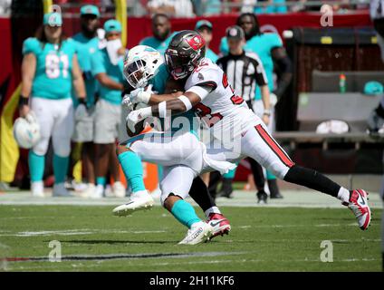 Tampa, Stati Uniti. 10 Ott 2021. Tampa Bay Buccaneers safety Mike Edwards (32) affronta i Miami Dolphins che running back Myles Gaskin (37) durante il primo trimestre di domenica 10 ottobre 2021, al Raymond James Stadium di Tampa, Florida. (Foto di Douglas R. Clifford/Tampa Bay Times/TNS/Sipa USA) Credit: Sipa USA/Alamy Live News Foto Stock