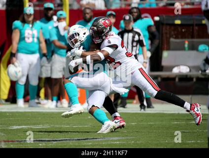 Tampa, Stati Uniti. 10 Ott 2021. Tampa Bay Buccaneers safety Mike Edwards (32) affronta i Miami Dolphins che running back Myles Gaskin (37) durante il primo trimestre di domenica 10 ottobre 2021, al Raymond James Stadium di Tampa, Florida. (Foto di Douglas R. Clifford/Tampa Bay Times/TNS/Sipa USA) Credit: Sipa USA/Alamy Live News Foto Stock