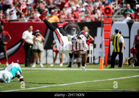 Tampa, Stati Uniti. 10 Ott 2021. I Tampa Bay Buccaneers che running back Giovani Bernard (25) scendono nella zona finale per un touchdown durante il primo trimestre contro i Miami Dolphins domenica 10 ottobre 2021, al Raymond James Stadium di Tampa, Florida. (Foto di Douglas R. Clifford/Tampa Bay Times/TNS/Sipa USA) Credit: Sipa USA/Alamy Live News Foto Stock