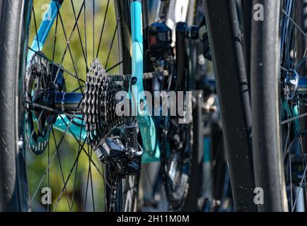 Foto ravvicinata della ruota posteriore e della cassetta con catena sulla bicicletta da corsa professionale Foto Stock