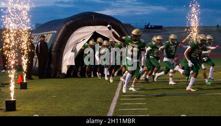 La squadra di football della Falcon High School corre sul campo prima dell'inizio della partita della squadra contro la Liberty High School venerdì 1 ottobre 2021, al Falcon High. Il programma di calcio nelle scuole è stato sospeso a una settimana dopo un'indagine sulle segnalazioni di gravi irregolarità che coinvolgono alcuni giocatori. (Foto di Christian Murdock/The Gazette/TNS/Sipa USA) Credit: Sipa USA/Alamy Live News Foto Stock