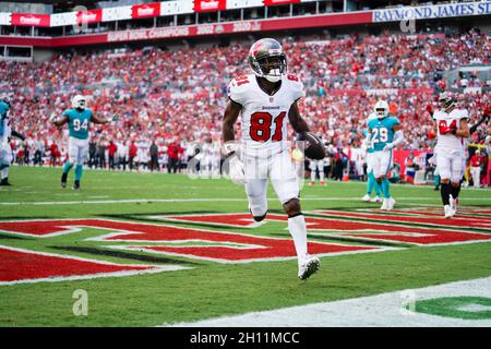Tampa, Stati Uniti. 10 Ott 2021. Il ricevitore di Tampa Bay Buccaneers Antonio Brown (81) segna un touchdown nel secondo trimestre contro i Miami Dolphins al Raymond James Stadium, domenica 10 ottobre 2021 a Tampa, Florida. (Foto di Martha Asencio-Rhine/Tampa Bay Times/TNS/Sipa USA) Credit: Sipa USA/Alamy Live News Foto Stock