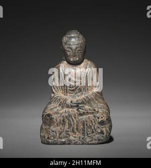 Seduto Sakyamuni Buddha, 500s-600s. Corea, tre regni periodo (57 BC-AD 668). Pietra; complessivo: 11,4 x 7,6 x 7 cm (4 1/2 x 3 x 2 3/4 in.). Foto Stock