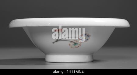 Ciotola con spray floreale, primi del 1700. Giappone, periodo Edo (1615-1868). Una da un set di ciotole; porcellana con smalto colorato overglaze (Hizen ware, tipo Kakiemon); diametro: 18.9 cm (7 7/16 in.); totale: 6.5 cm (2 9/16 in.). Foto Stock