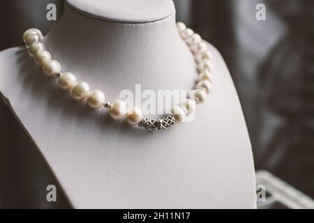 gioielli mostra busto con collana in perla bianca Foto Stock