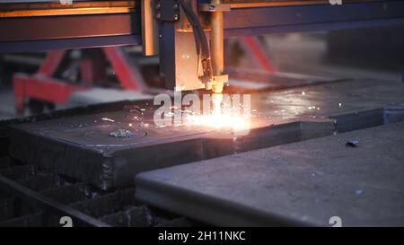 Schemi di saldatura su metallo in fabbrica. Clip. Macchina automatizzata per la saldatura di cordoni in fabbrica. Macchina di fabbrica per la creazione di modelli su metallo mediante saldatura. Foto Stock