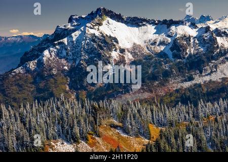 Guardando verso Stevens Peak nella catena dei Tatoosh dallo Skyline Trail, come ottobre la neve arriva alla zona del Paradiso del Mount Rainier National Park, WAS Foto Stock