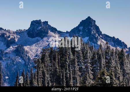 Guardando verso il Castello e il Pinnacle Peak nella catena dei Tatoosh dallo Skyline Trail, la neve di ottobre arriva nella zona del Paradiso del Monte Rainier Na Foto Stock