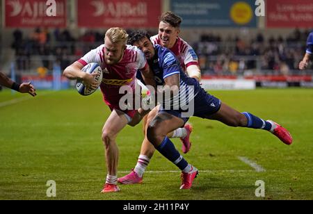 Il Tyrone Green di Harlequins segna il secondo tentativo durante la partita della Gallagher Premiership all'AJ Bell Stadium di Salford. Data foto: Venerdì 15 ottobre 2021. Foto Stock