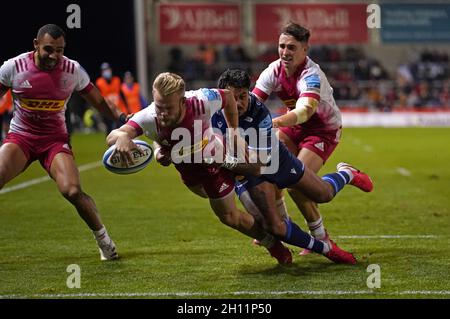 Il Tyrone Green di Harlequins segna il secondo tentativo durante la partita della Gallagher Premiership all'AJ Bell Stadium di Salford. Data foto: Venerdì 15 ottobre 2021. Foto Stock