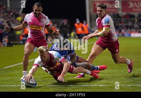 Il Tyrone Green di Harlequins segna il secondo tentativo durante la partita della Gallagher Premiership all'AJ Bell Stadium di Salford. Data foto: Venerdì 15 ottobre 2021. Foto Stock