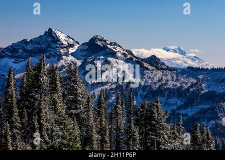 Guardando attraverso la Tatoosh Range fino al Monte Adams, la neve arriva in ottobre nella zona Paradise del Mount Rainier National Park, Washington state, USA Foto Stock