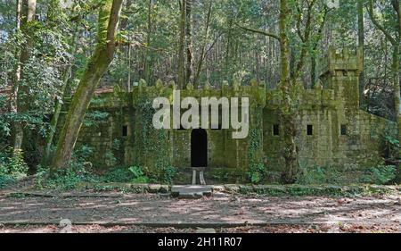 Misterioso castello nella foresta incantata di Aldan, Spagna, Galizia, Pontevedra provincia Foto Stock