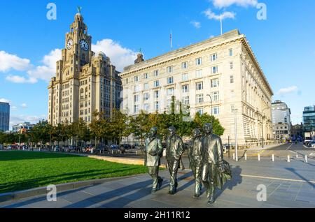 Le statue dei Beatles a Pier Head a Liverpool dello scultore Andrew Edwards Foto Stock