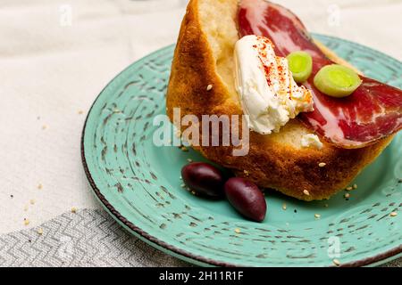 Una fetta di pane con salame bulgaro - babek, formaggio e chutney Foto Stock