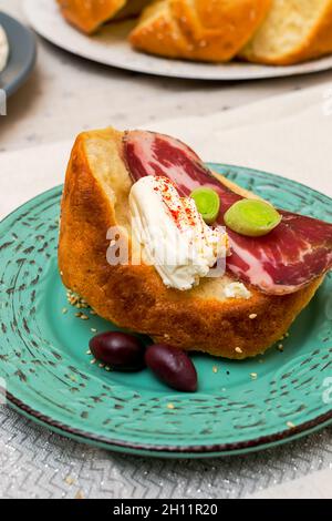 Una fetta di pane con salame bulgaro - babek, formaggio e chutney Foto Stock