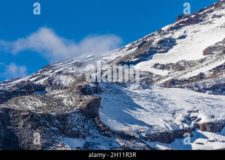 La neve di ottobre arriva ai ghiacciai e ai ripidi pendii di Mount Rainier, area Paradise del Mount Rainier National Park, Washington state, USA Foto Stock