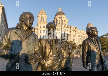 La statua dei Beatles a Pier Head a Liverpool, scultore Andrew Edwards Foto Stock