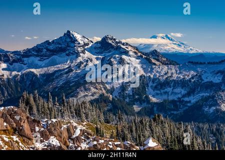 Guardando attraverso la Tatoosh Range fino al Monte Adams, la neve arriva in ottobre nella zona Paradise del Mount Rainier National Park, Washington state, USA Foto Stock