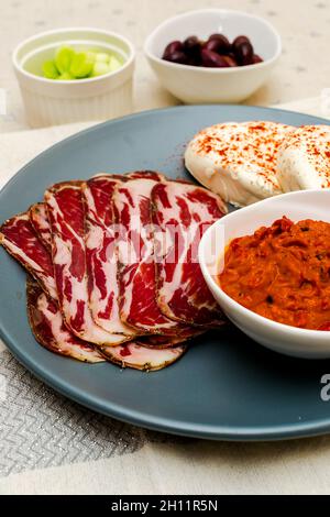 Piatto con salame bulgaro - babek, formaggio e chutney per sandwich con pane fatto in casa Foto Stock