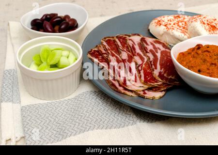 Piatto con salame bulgaro - babek, formaggio e chutney per sandwich con pane fatto in casa Foto Stock