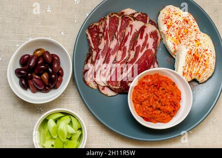 Piatto con salame bulgaro - babek, formaggio e chutney per sandwich con pane fatto in casa Foto Stock