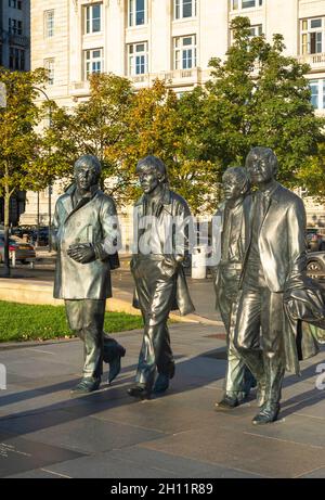 La statua dei Beatles al Pier Head a Liverpool, scultore Andrew Edwards Foto Stock