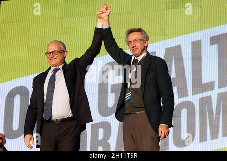 Roma, Italia. 15 ottobre 2021. Il candidato sindaco di Roma per il Partito democratico Roberto Gualtieri e il neoeletto sindaco di Napoli Gaetano Manfredi sul palco durante la chiusura della campagna elettorale. Roma (Italia), 15 Ottobre 2021Foto Samantha Zucchi Insidefoto credito: Insidefoto srl/Alamy Live News Foto Stock