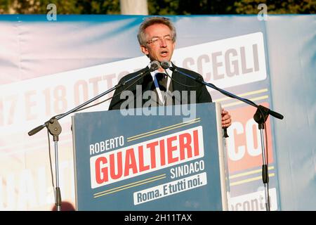 Roma, Italia. 15 ottobre 2021. Il neoeletto sindaco di Napoli Gaetano Manfredi sul palco durante la chiusura della campagna elettorale. Roma (Italia), 15 Ottobre 2021Foto Samantha Zucchi Insidefoto credito: Insidefoto srl/Alamy Live News Foto Stock