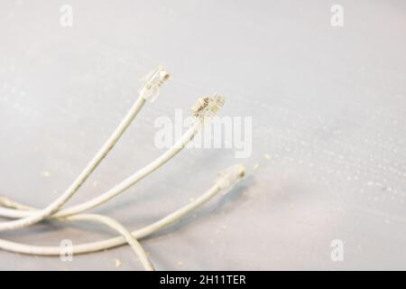 I cavi del modem su uno sfondo grigio del pavimento sono in primo piano Foto Stock