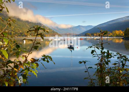 Kootenay Lake Morning Nelson BC. Barche ancorate sul lago Kootenay a Nelson, British Columbia. Il Big Orange Bridge attraversa lo sfondo. Foto Stock