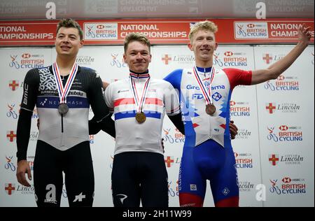 Harry Tanfield del Team Qhubeka Nexthash, secondo, Ethan Hayter del Team Ineos Grenadiers, primo, e Lewis Askey del GROUPAMA - FDJ, terzo, (sinistra-destra) festeggiano sul podio dopo il British Cycling National Championships Men's Circuit Race attraverso Lincoln. Data foto: Venerdì 15 ottobre 2021. Foto Stock