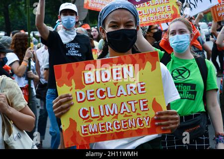 Washington, Stati Uniti. 15 ottobre 2021. I manifestanti del cambiamento climatico marciano da Freedom Plaza al Campidoglio degli Stati Uniti, dove occupano una strada vicina come atto di disobbedienza civile a Washington, DC il 15 ottobre 2021. L’azione guidata dai giovani, parte di una serie di proteste sui cambiamenti climatici che durano una settimana, ha portato a decine di arresti. (Foto di Matthew Rodier/Sipa USA) Credit: Sipa USA/Alamy Live News Foto Stock