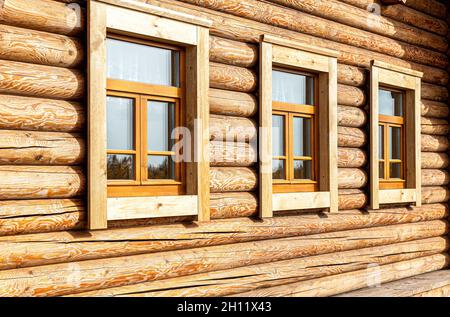 Tradizionale architettura russa in legno. Finestre di nuova casa in legno decorata con platbands in legno Foto Stock