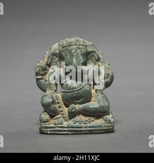 Seduto in miniatura Ganesa, c. 700s. India nord-occidentale o il Kashmir, c. Viii secolo. Lo scisto verdastro; complessivo: 5,4 cm (2 1/8 in.). Foto Stock