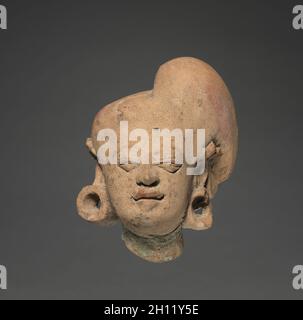 Testa femmina, Majapahit dinastia (1293-1478). Java Orientale, Majapahit dinastia (1293-1478). La terracotta; complessivo: 11,1 cm (4 3/8 in.). Foto Stock