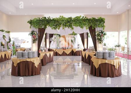 Cerimonia, arco, arco di nozze, matrimonio, momento di nozze, decorazioni, decorazioni, decorazioni per matrimoni, fiori, sedie, cerimonia all'aperto, bou Foto Stock