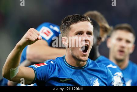 Sinsheim, Germania. 15 ottobre 2021. Calcio: Bundesliga, TSG 1899 Hoffenheim - 1. FC Köln, Matchday 8 alla PreZero Arena. Christoph Baumgartner di Hoffenheim celebra il 3:0. NOTA IMPORTANTE: In conformità con le norme della DFL Deutsche Fußball Liga e della DFB Deutscher Fußball-Bund, è vietato utilizzare o utilizzare fotografie scattate nello stadio e/o della partita sotto forma di immagini di sequenza e/o di serie fotografiche video-simili. Credit: Uwe Anspach/dpa/Alamy Live News Foto Stock