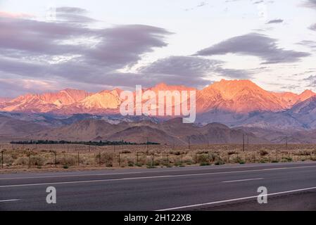 La bella luce del mattino illumina il paesaggio di montagna. Vista lungo la US Route 395 a Bishop, California, USA. Foto Stock