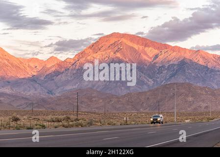 La bella luce del mattino illumina il paesaggio di montagna. Vista lungo la US Route 395 a Bishop, California, USA. Foto Stock