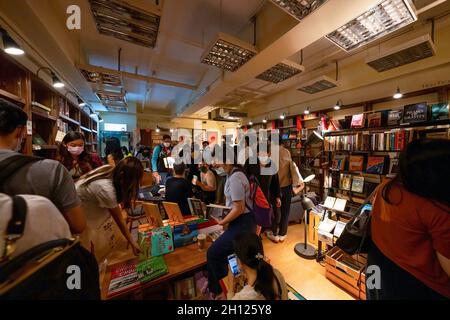 Hong Kong, Cina. 15 ottobre 2021. I clienti sono veduto che sfogliano i libri. La folla di clienti e giornalisti visita la libreria indipendente Bleak House Books il suo ultimo giorno a Hong Kong. Chiudendo le porte dopo quattro anni di attività, le preoccupazioni di vita e di politica ai sensi di una legge di sicurezza nazionale introdotta da Pechino sono state date come motivi per questa decisione. (Foto di Katherine Cheng/SOPA Images/Sipa USA) Credit: Sipa USA/Alamy Live News Foto Stock