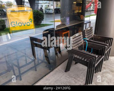 Bucarest, Romania - 10 ottobre 2021: Glovo food delivery Couriers consegna cibo a Bucarest, Romania. Foto Stock