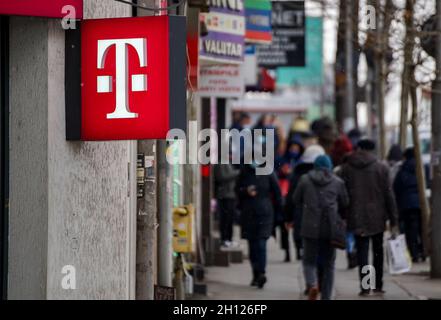 Bucarest, Romania - 16 febbraio 2021: Un logo di Telekom, società tedesca di telecomunicazioni, è esposto in cima a un negozio, a Bucarest, Romania. Foto Stock