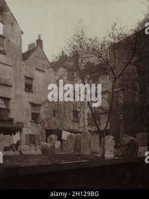 Old London: St. Bartolomews: The Churchyard guardando verso la fiera dei tessuti, 1877. Alfred H. bool (britannico), e John bool (britannico), la Società per fotografare le reliquie della vecchia Londra. Stampa al carbonio; immagine: 23.8 x 18.6 cm (9 3/8 x 7 5/16 pollici); opaca: 50.8 x 40.6 cm (20 x 16 pollici). Foto Stock