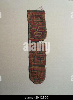 Panno tripla, 400 a.C.-700 d.C.. Il Perù, Recuay cultura, del IV secolo A.C.-8secolo D.C. Panno tripla: lana; complessivo: 8,3 x 33,7 cm (3 1/4 x 13 1/4 in.). Foto Stock