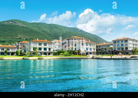 Herceg Novi, Montenegro - 28 giugno 2021: Vista al tramonto del resort di lusso a Portonovi sulle rive della Baia di Boka Foto Stock