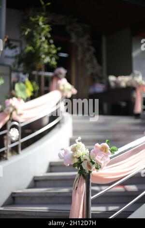 Cerimonia, arco, arco di nozze, matrimonio, momento di nozze, decorazioni, decorazioni, decorazioni per matrimoni, fiori, sedie, cerimonia all'aperto, bou Foto Stock