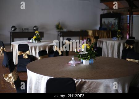 Cerimonia, arco, arco di nozze, matrimonio, momento di nozze, decorazioni, decorazioni, decorazioni per matrimoni, fiori, sedie, cerimonia all'aperto, bou Foto Stock