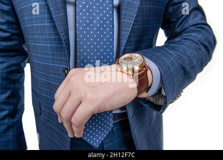 Usi il vostro tempo saggiamente. Orologio di lusso indossato sul polso maschile. Gestione del tempo Foto Stock